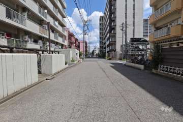 敷地南東側の前面道路（南西側から）