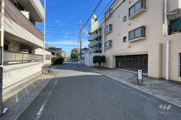 敷地の北側前面道路（西側から）