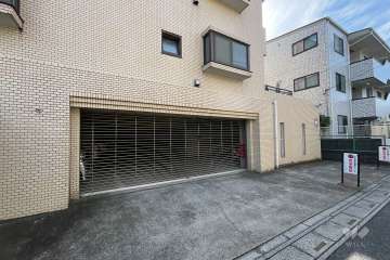 駐車場の出入り口（リングシャッター付き）