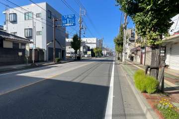 敷地の南側前面道路（東側から）