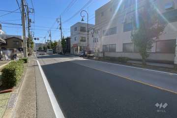敷地の南側前面道路（西側から）