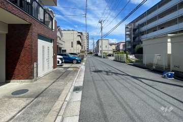 敷地の南側前面道路（西側から）