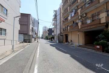 敷地西側の前面道路