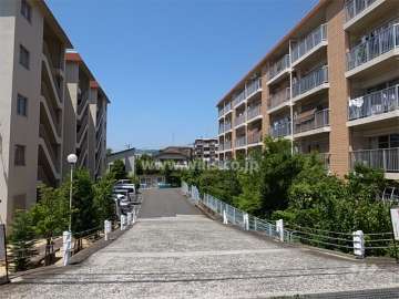 右がA棟、左がB棟