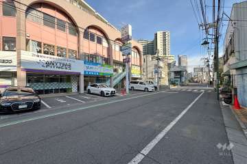 敷地の南側前面道路（西側から）