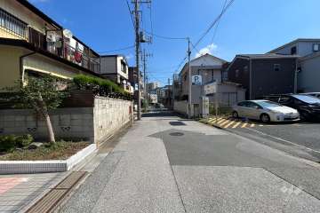 敷地の南側前面道路（西側から）