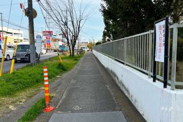 敷地の北東側前面道路（北西側から）