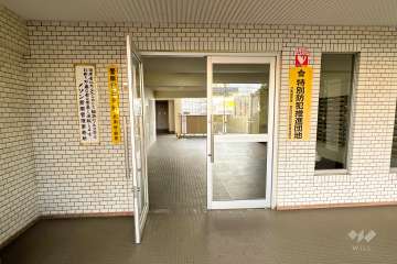 東側エントランス