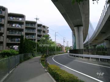 敷地の東側には阪神高速の出入口があります。