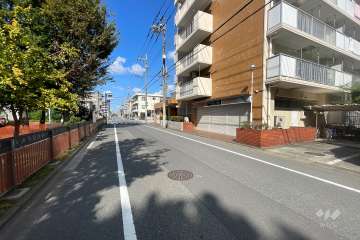 敷地西側の前面道路