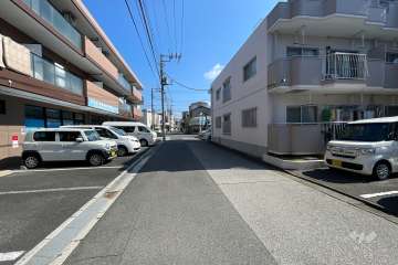 敷地の北側前面道路（西側から）