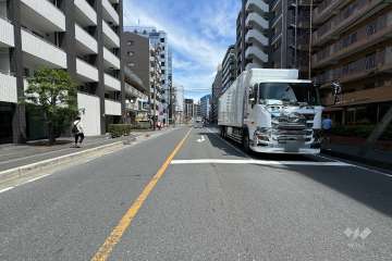 敷地の北側前面道路（西側から）