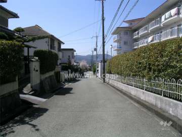 敷地南側は一戸建てが立ち並ぶ住宅地です。