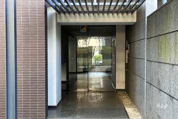 エントランスはオートロック付きです。