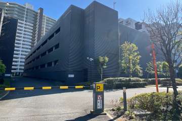 駐車場の出入り口（ロボットゲート付き）　