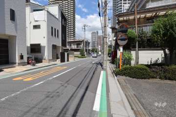 敷地の西側前面道路（南側から）