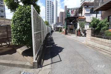 敷地の北側前面道路（東側から）