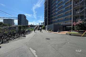 敷地北東側の前面道路（北西側から）