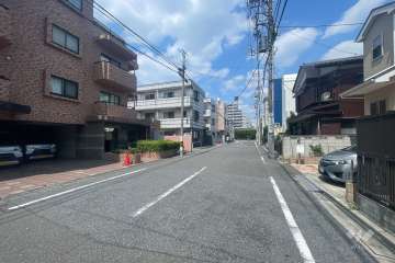 敷地の東側前面道路（南側から）