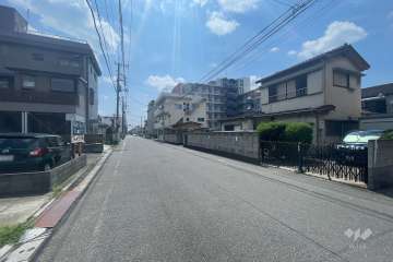 敷地の東側前面道路（北側から）