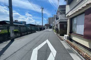 敷地の南側前面道路（東側から）
