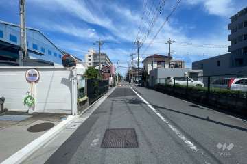 敷地の南側前面道路（西側から）