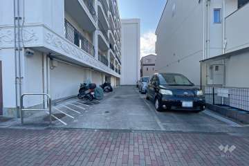 敷地内駐車場（屋外平面式）とバイク置場