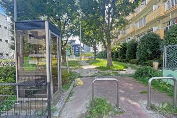 敷地に隣接した『並木町西公園』