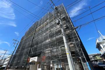 エンゼルハイム東川口の外観（南東側から）※大規模修繕工事中