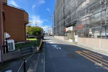 敷地の南側前面道路（東側から）
