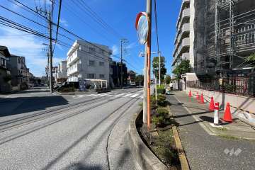 敷地の西側前面道路（南側から）