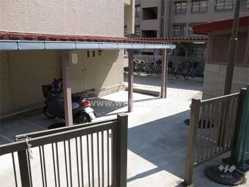 エントランス横の駐輪場とバイク置き場