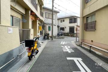 敷地西側の前面道路
