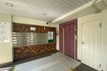 共用ポストとエレベーター