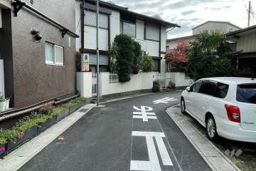 敷地西側の前面道路