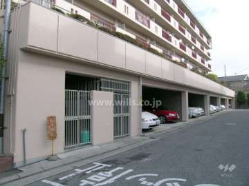 建物1階部分にある敷地内駐車場（平面式）