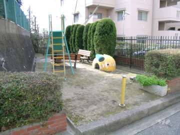 敷地内の小さな公園
