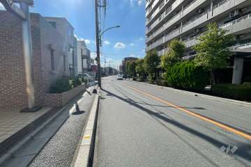 敷地の北側前面道路（東側から）