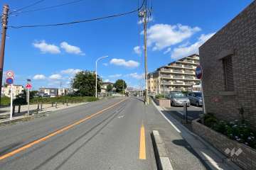 敷地の北側前面道路（西側から）