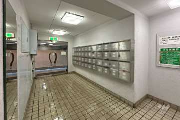 エントランスホール　-　