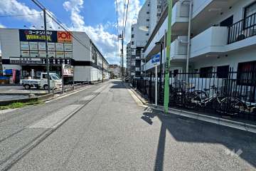 敷地の北側前面道路（西側から）