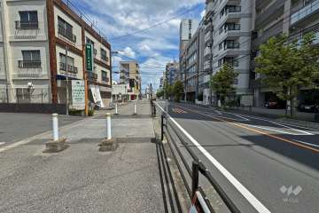 敷地北側の前面道路（西側から）