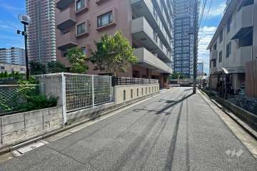 敷地南側の前面道路（西側から）