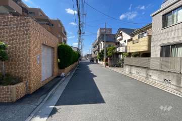 敷地の北側前面道路（東側から）