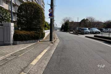 敷地南西側の前面道路（北西側から）