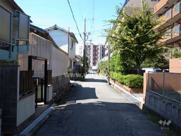 敷地南側の道路。敷地の南北両面が接道しています。