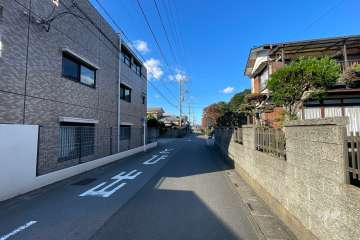 敷地の東側前面道路（南側から）