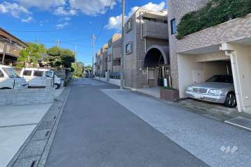 敷地の北側前面道路（西側から）