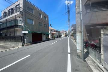 敷地の東側前面道路（南側から）