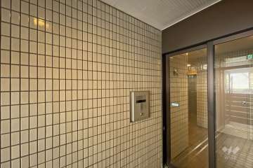 エントランスはオートロック付きです。